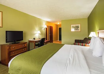 Quality Inn Weston hotel thumbnail 6