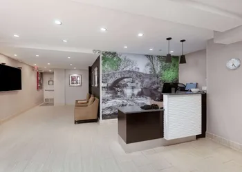 La Quinta Inn & Suites by Wyndham New York City Central Park hotel thumbnail 2