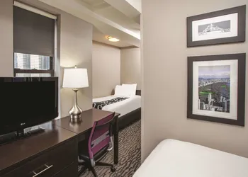 La Quinta Inn & Suites by Wyndham New York City Central Park hotel thumbnail 4