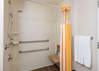 La Quinta Inn & Suites by Wyndham New York City Central Park hotel thumbnail 5