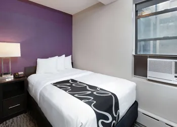 La Quinta Inn & Suites by Wyndham New York City Central Park hotel thumbnail 7