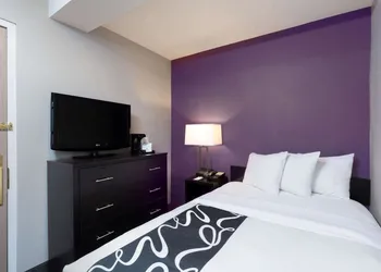 La Quinta Inn & Suites by Wyndham New York City Central Park hotel thumbnail 8