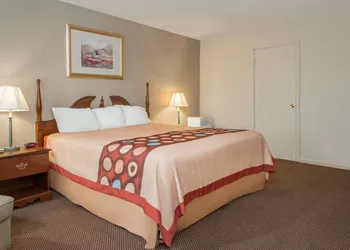 Super 8 by Wyndham Centerville-Richmond hotel thumbnail 3