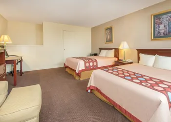 Super 8 by Wyndham Centerville-Richmond hotel thumbnail 4