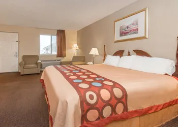 Super 8 by Wyndham Centerville-Richmond hotel thumbnail 5