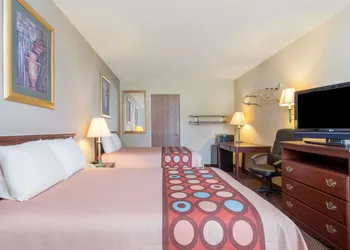 Super 8 by Wyndham Centerville-Richmond hotel thumbnail 6