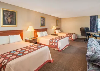 Super 8 by Wyndham Centerville-Richmond hotel thumbnail 7