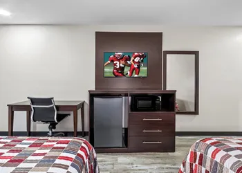 Red Roof Inn Phoenix North - I-17 at Bell Rd hotel thumbnail 7