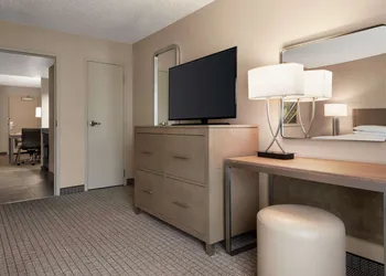 Embassy Suites by Hilton Cleveland Rockside hotel thumbnail 8