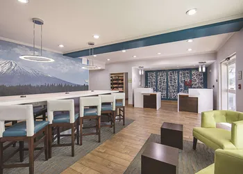 La Quinta Inn & Suites by Wyndham Central Point - Medford hotel thumbnail 2