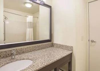 La Quinta Inn & Suites by Wyndham Central Point - Medford hotel thumbnail 5