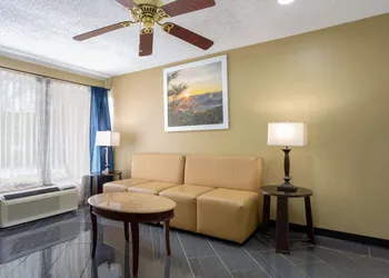 Days Inn by Wyndham Greensboro Airport hotel thumbnail 3