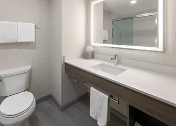 Holiday Inn Express Hotel & Suites Freeport by IHG hotel thumbnail 8