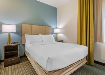 Candlewood Suites Fort Myers Sanibel Gateway by IHG hotel thumbnail 4