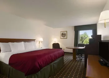 Baymont by Wyndham Crossville hotel thumbnail 6
