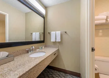 Clarion Hotel Anaheim Resort hotel thumbnail 5