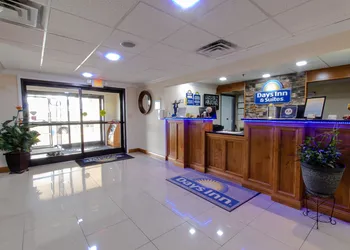 Days Inn & Suites by Wyndham Commerce hotel thumbnail 2