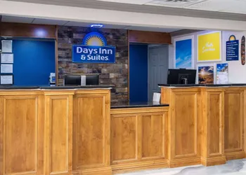 Days Inn & Suites by Wyndham Commerce hotel thumbnail 3