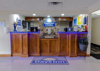 Days Inn & Suites by Wyndham Commerce hotel thumbnail 5