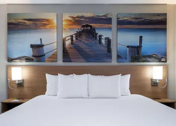 Days Inn & Suites by Wyndham Commerce hotel thumbnail 8