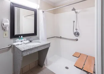 Holiday Inn Express Hotel & Suites Lake Charles by IHG hotel thumbnail 7