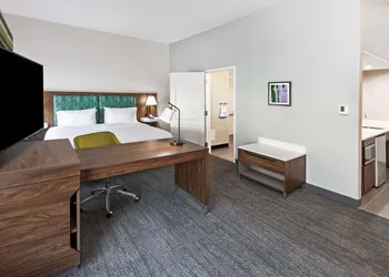 Hampton Inn & Suites Dallas I-30 Cockrell Hill hotel thumbnail 8