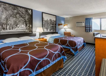 Super 8 by Wyndham Iowa City/Coralville hotel thumbnail 4