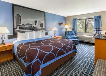 Super 8 by Wyndham Iowa City/Coralville hotel thumbnail 8