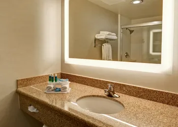Holiday Inn Express Newport Beach by IHG hotel thumbnail 7