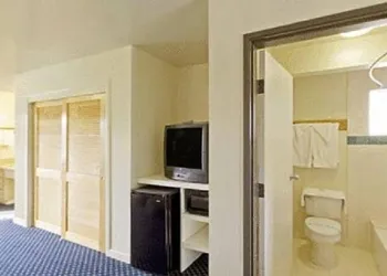 Americas Best Value Inn Oxnard Port Hueneme hotel thumbnail 8