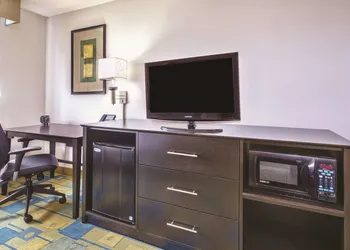 La Quinta Inn by Wyndham Toledo Perrysburg hotel thumbnail 6