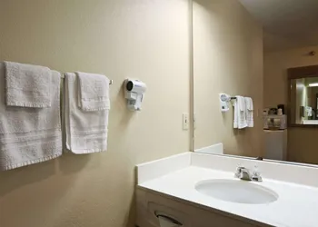 Travelodge by Wyndham Grand Island hotel thumbnail 8