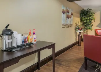 Red Roof Inn & Suites Knoxville East hotel thumbnail 4