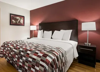 Red Roof Inn & Suites Knoxville East hotel thumbnail 8