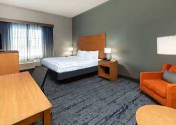 La Quinta Inn & Suites by Wyndham Bridgeport hotel thumbnail 3
