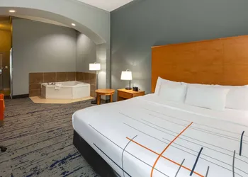 La Quinta Inn & Suites by Wyndham Bridgeport hotel thumbnail 5