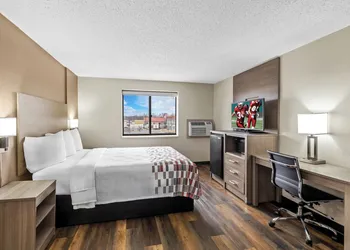 Red Roof Inn Ames hotel thumbnail 5