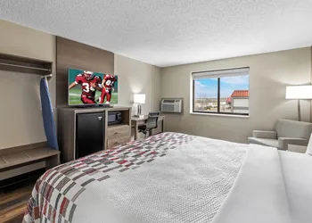 Red Roof Inn Ames hotel thumbnail 6