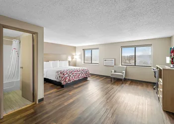Red Roof Inn Ames hotel thumbnail 8
