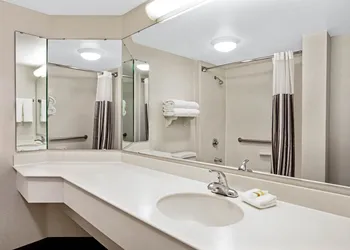 La Quinta East Deerfield Beach - Boca Raton hotel thumbnail 5