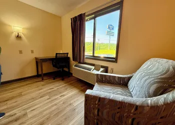 Super 8 by Wyndham Hillsville hotel thumbnail 8