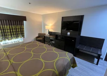 Super 8 by Wyndham Lake Charles/Sulphur hotel thumbnail 5
