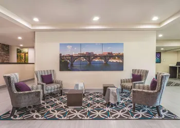 La Quinta Inn & Suites by Wyndham Loudon hotel thumbnail 2