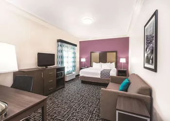 La Quinta Inn & Suites by Wyndham Loudon hotel thumbnail 6