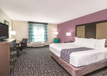 La Quinta Inn & Suites by Wyndham Loudon hotel thumbnail 7