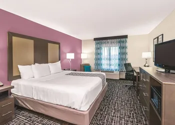 La Quinta Inn & Suites by Wyndham Loudon hotel thumbnail 8