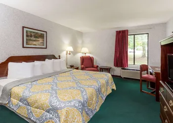 Days Inn by Wyndham Battlefield Rd/Hwy 65 hotel thumbnail 2