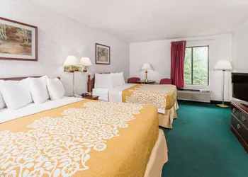Days Inn by Wyndham Battlefield Rd/Hwy 65 hotel thumbnail 3