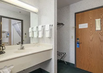 Days Inn by Wyndham Battlefield Rd/Hwy 65 hotel thumbnail 5