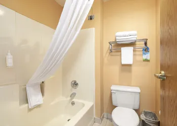 Days Inn by Wyndham Battlefield Rd/Hwy 65 hotel thumbnail 8